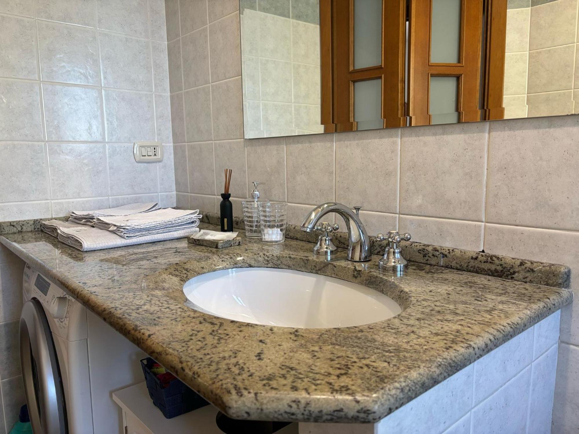 Bright Port View Apartment- Free Parking Cagliari Esterno foto